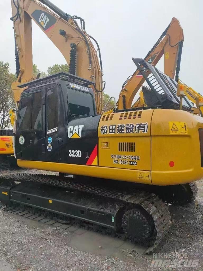 CAT 323D2 Lánctalpas kotrók