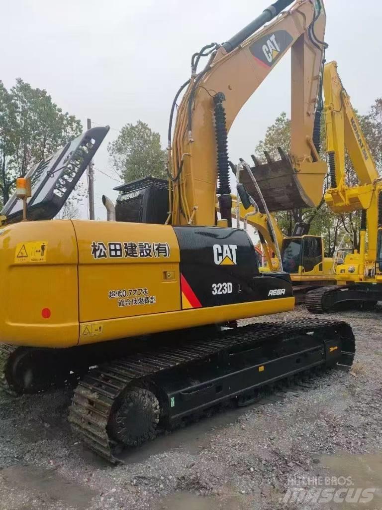 CAT 323D2 Lánctalpas kotrók