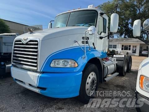 Mack CXN613 Nyergesvontatók