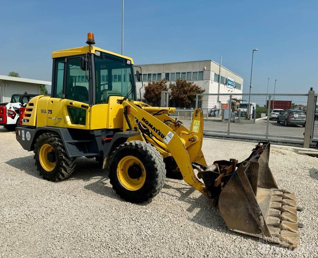 Komatsu WA 75 Gumikerekes homlokrakodók
