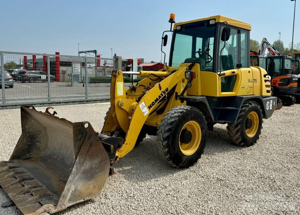 Komatsu WA 75 Gumikerekes homlokrakodók