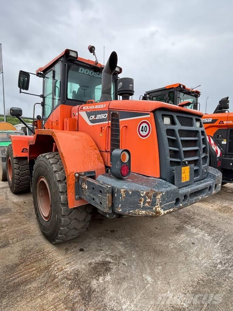 Doosan DL 250 Gumikerekes homlokrakodók