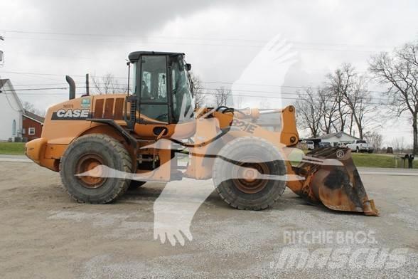 CASE 821E Gumikerekes homlokrakodók
