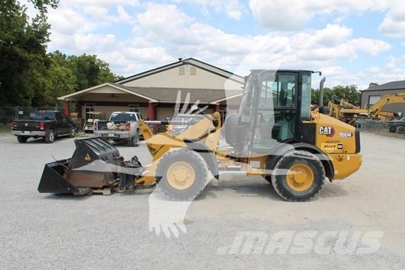 CAT 906M Gumikerekes homlokrakodók