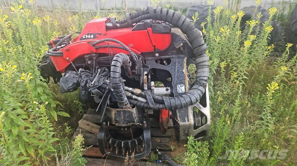 Komatsu C 144 Betakarítók