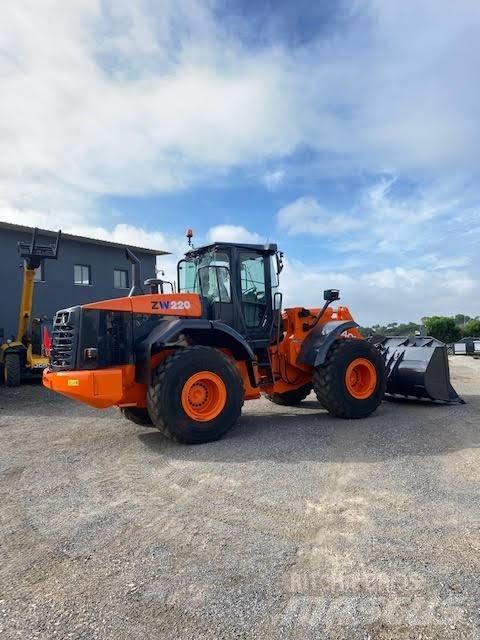 Hitachi ZW 220 Gumikerekes homlokrakodók