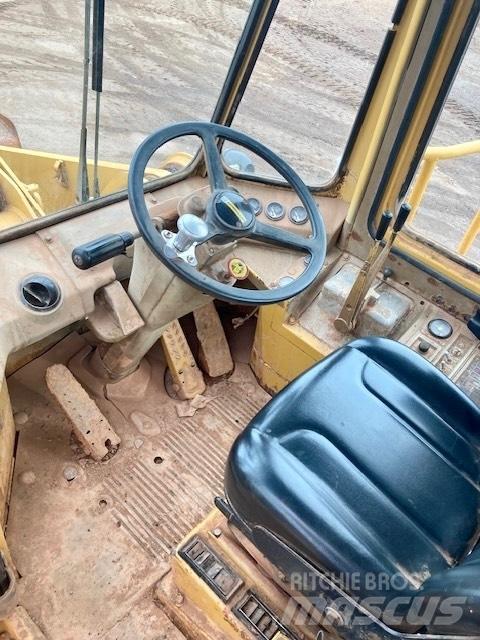CAT 950 B Gumikerekes homlokrakodók