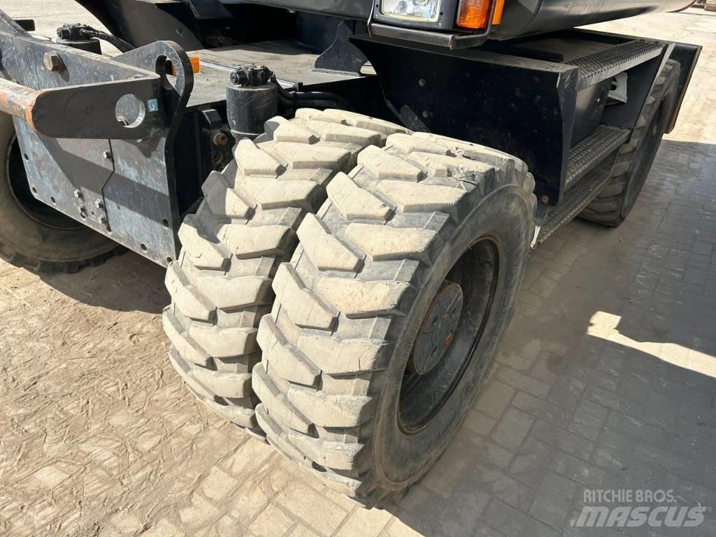 Hitachi ZX 140 W-5B Gumikerekes kotrók