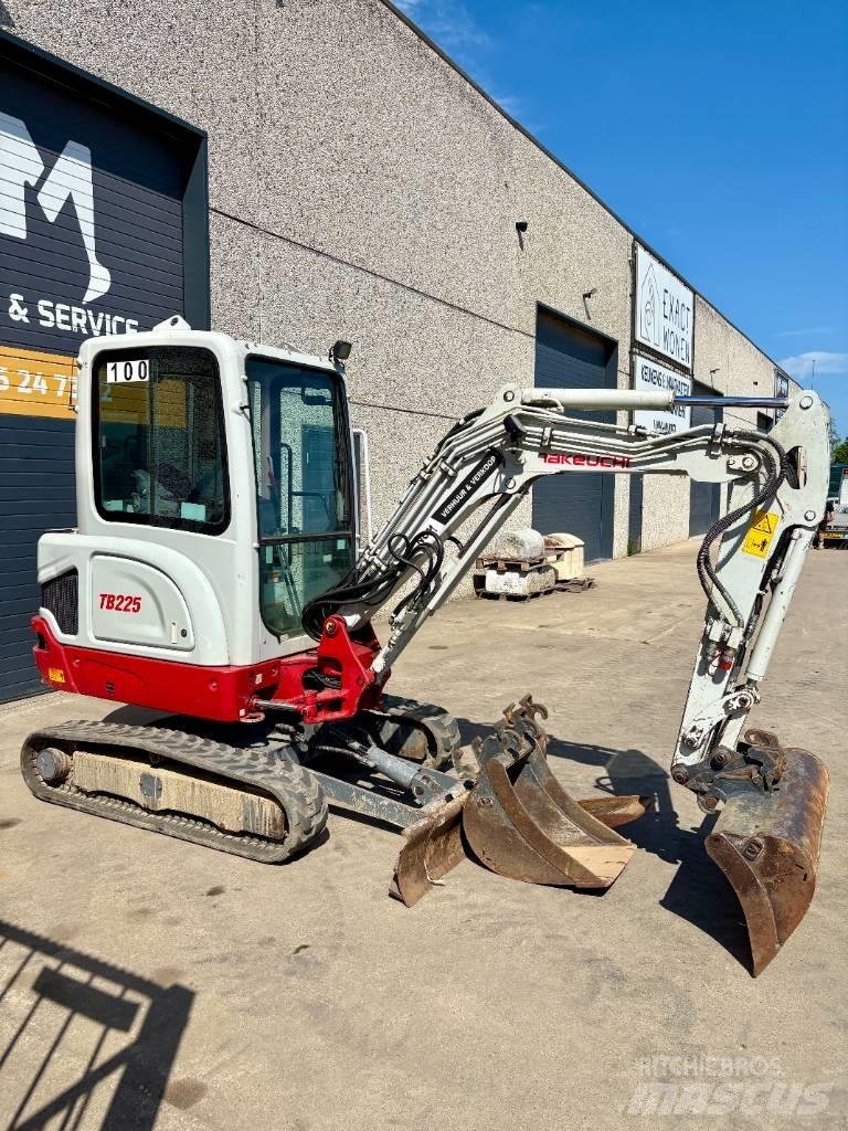 Takeuchi TB 225 Mini kotrók < 7t