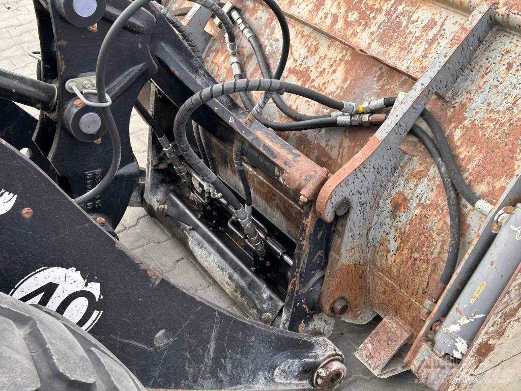 JCB 409 AGRI Gumikerekes homlokrakodók