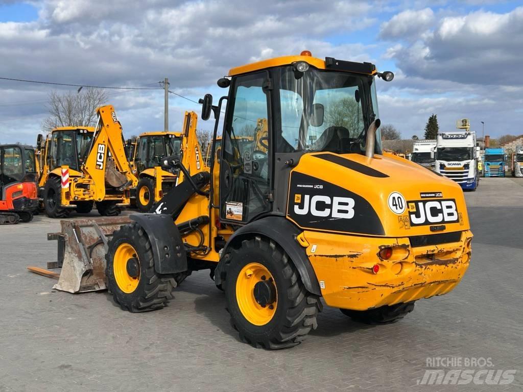 JCB 409 AGRI Gumikerekes homlokrakodók