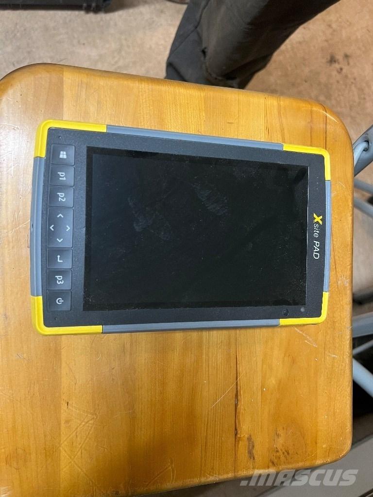 Komatsu PW 158-11 E0 Gumikerekes kotrók