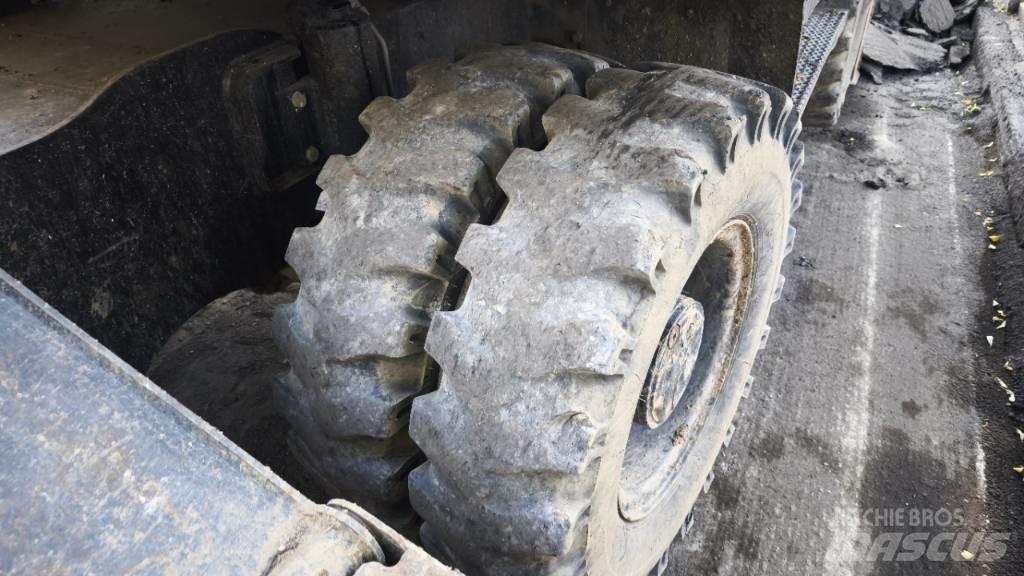 CAT 313 D Gumikerekes kotrók