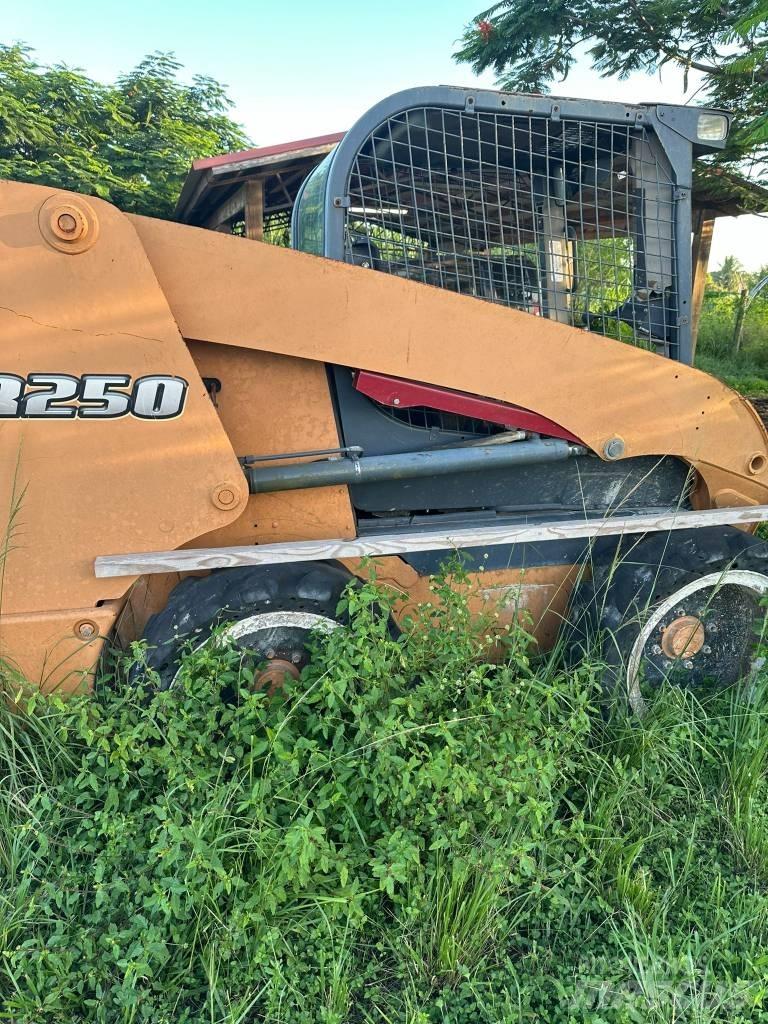 CASE SR 250 Kompaktrakodók