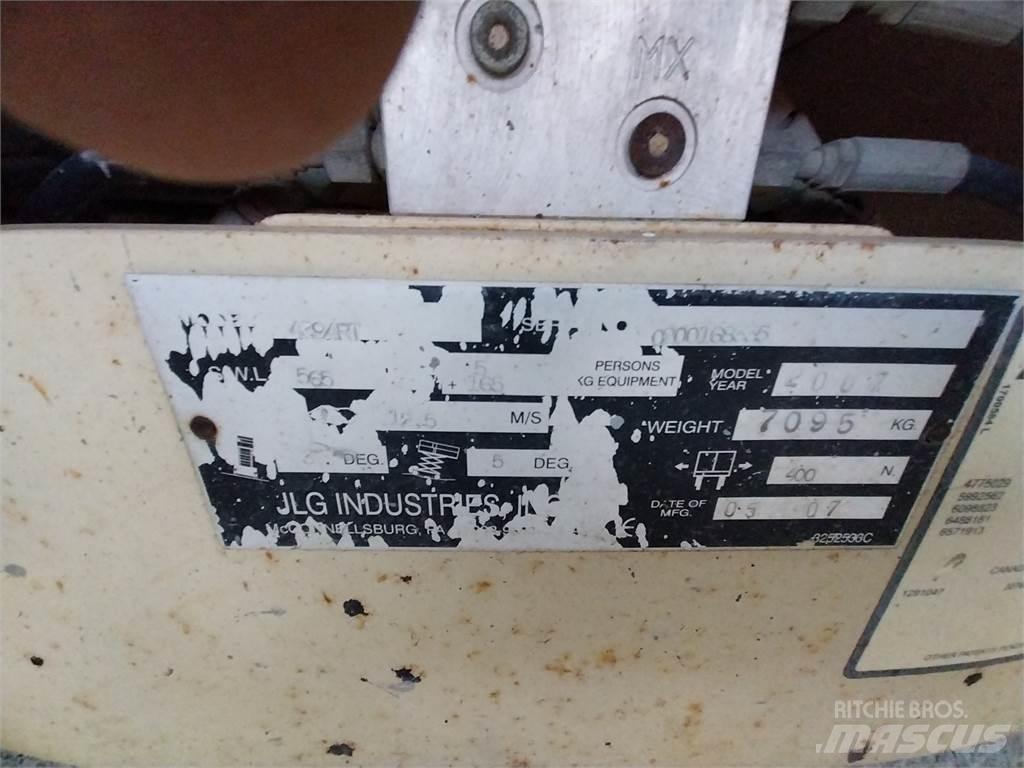 JLG 4394RT Ollós emelők