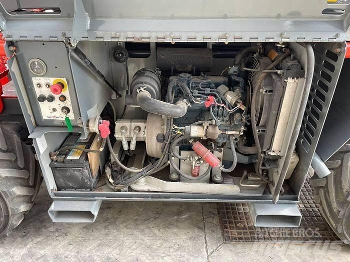 SkyJack SJ6832RT Ollós emelők