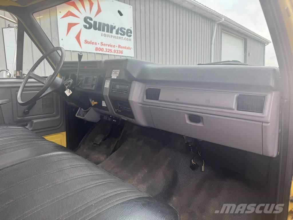 Ford F 700 Platós / Ponyvás teherautók