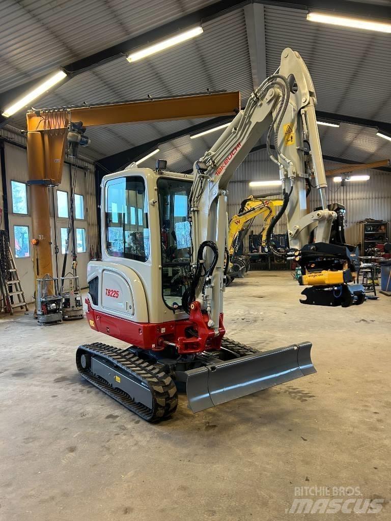 Takeuchi TB225 Mini kotrók < 7t