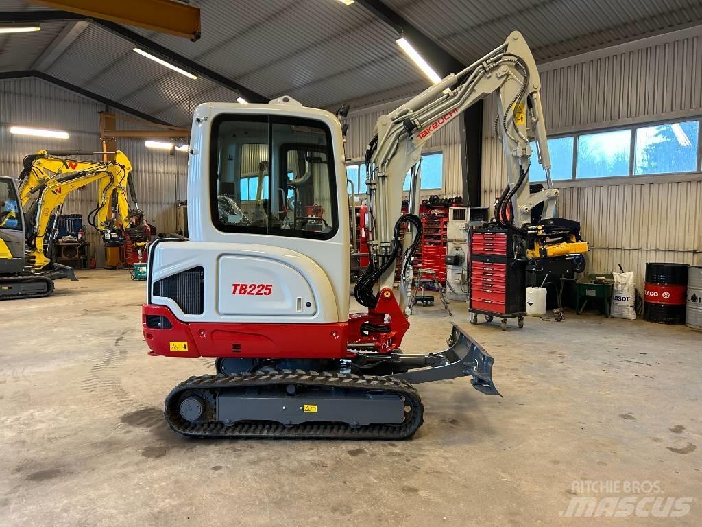 Takeuchi TB225 Mini kotrók < 7t