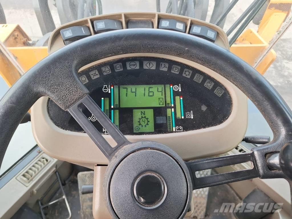 CASE 521D XT Gumikerekes homlokrakodók