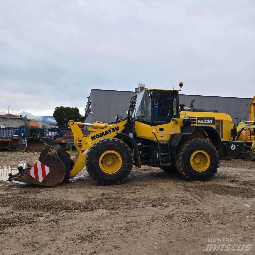 Komatsu WA320-8 Gumikerekes homlokrakodók