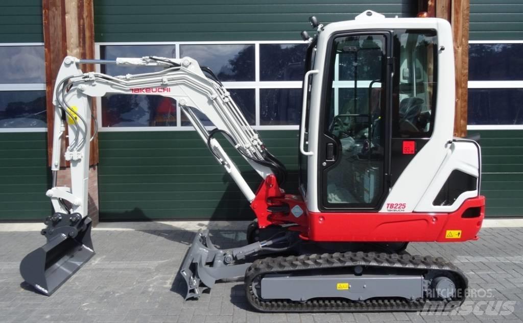 Takeuchi TB 225 Mini kotrók < 7t