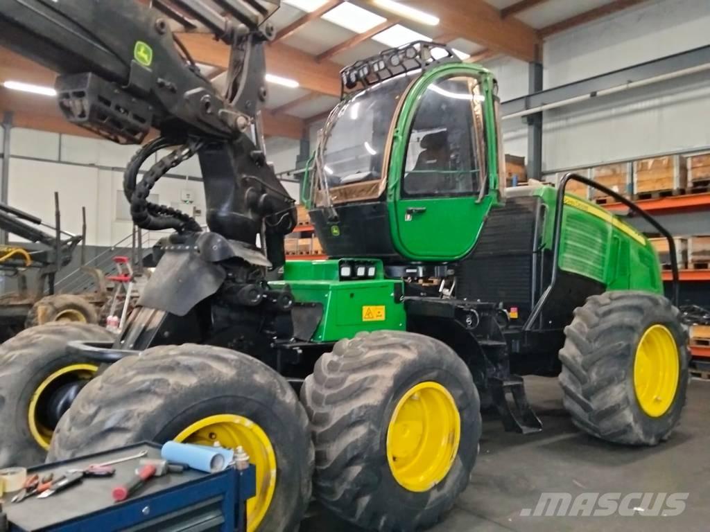 John Deere 1270 E Betakarítók