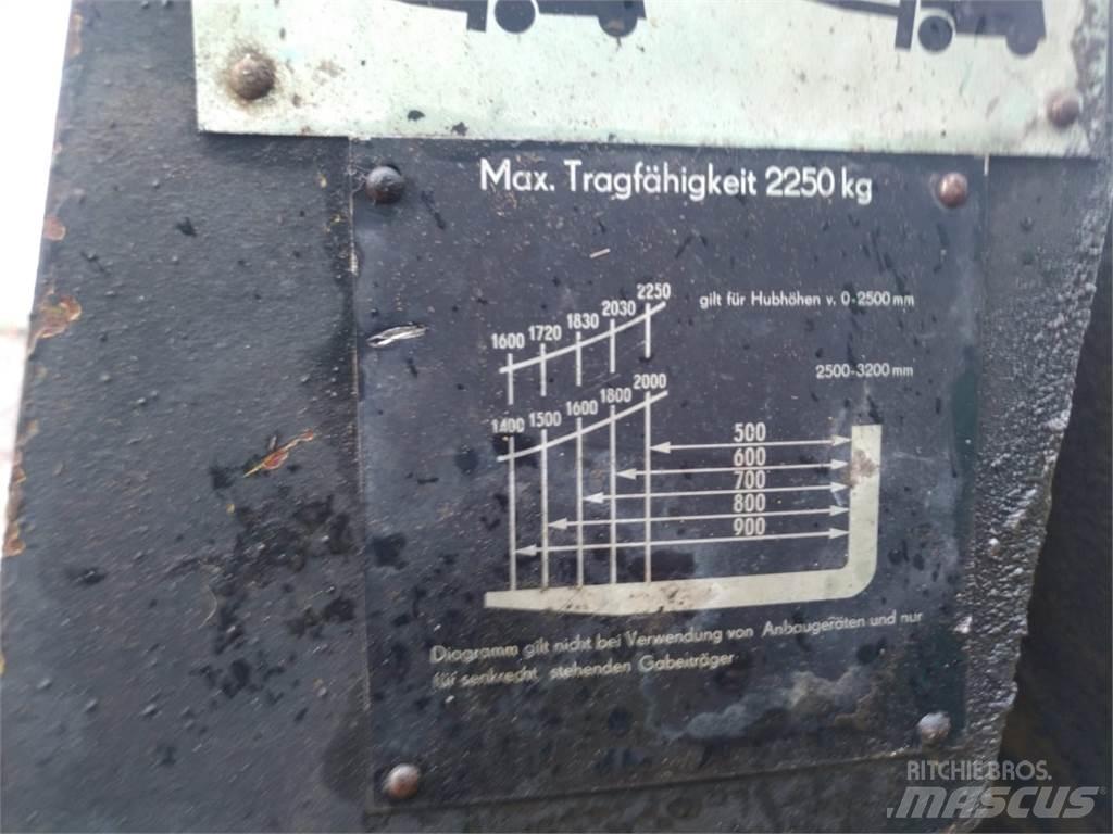 Takraf mit Kranarm Egyéb mezőgazdasági gépek
