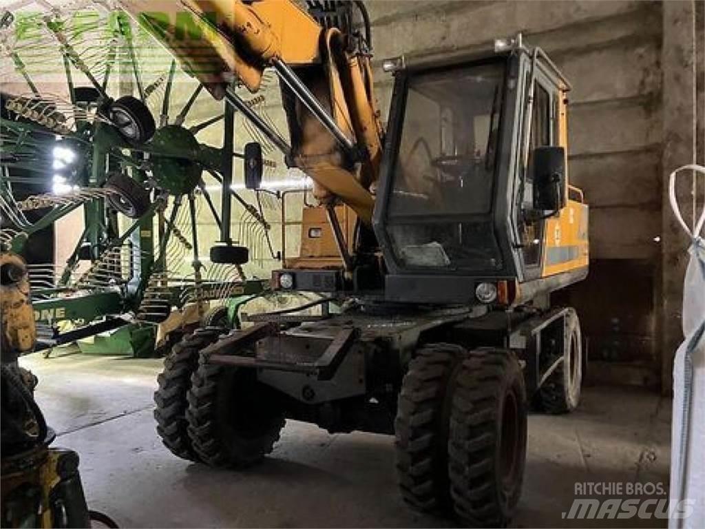 JCB js 130 w Gumikerekes kotrók