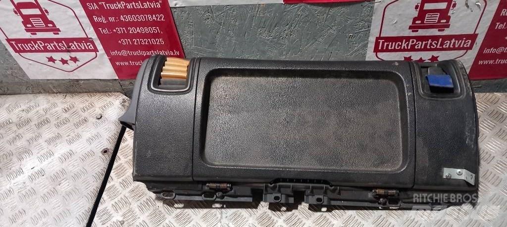 Scania R 440.   2078472 Vezetőfülke és belső tartozékok