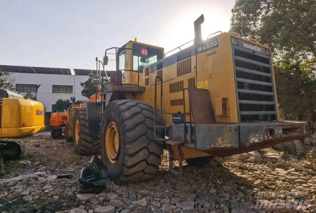 Komatsu WA 600 Gumikerekes homlokrakodók