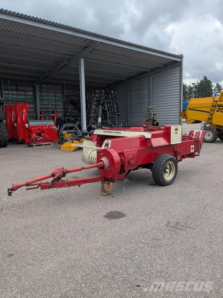 International 430 T Szögletes bálázók