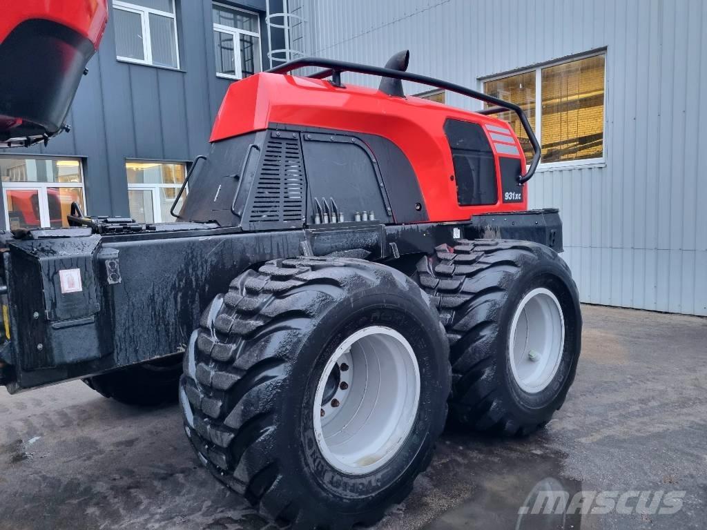 Komatsu 931 XC Betakarítók