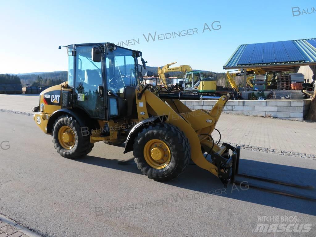 CAT 906M Gumikerekes homlokrakodók