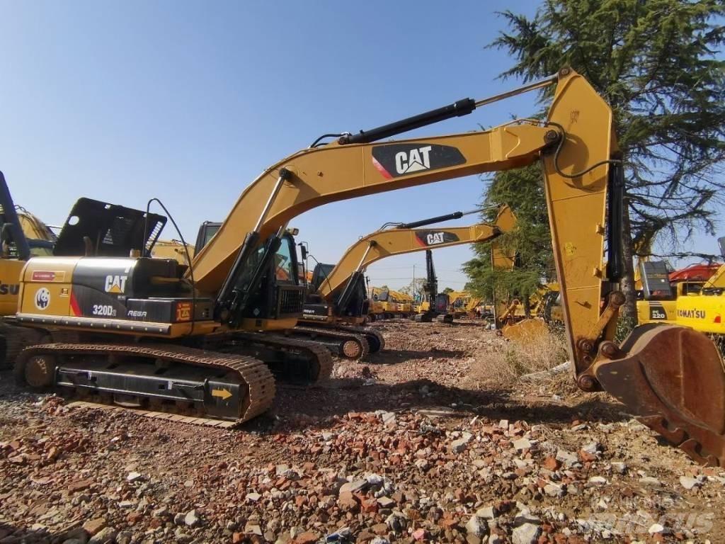 CAT 320 Közepes (midi) kotrók 7 t - 12 t