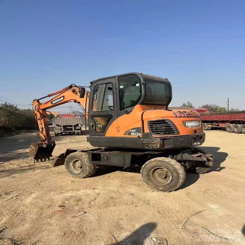 Doosan DX60W Gumikerekes kotrók