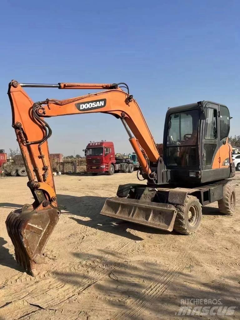 Doosan DX60W Gumikerekes kotrók
