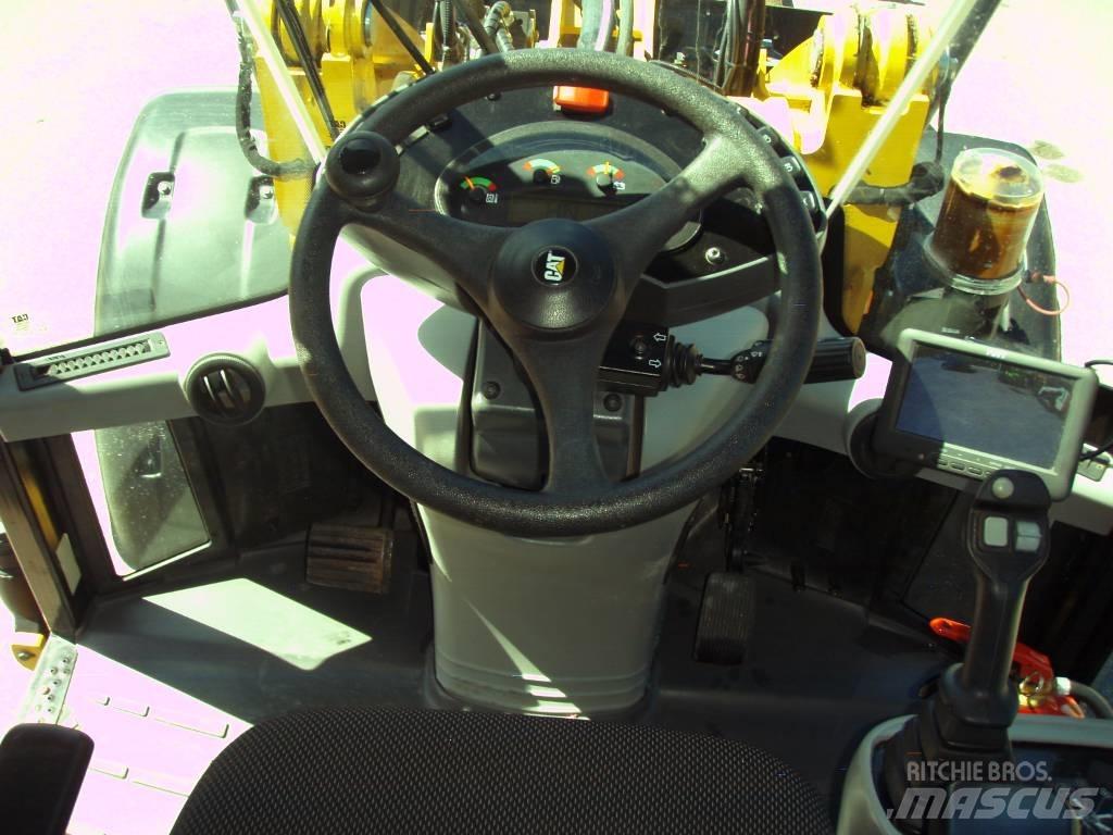CAT 906 M Gumikerekes homlokrakodók