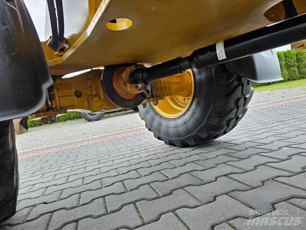 CAT 906 M Gumikerekes homlokrakodók