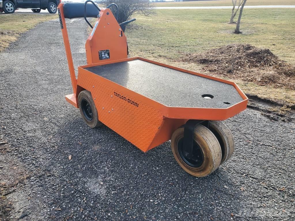 Taylor-Dunn SC100 Vontatótargonca