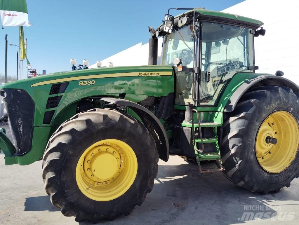 John Deere 8330 Traktorok