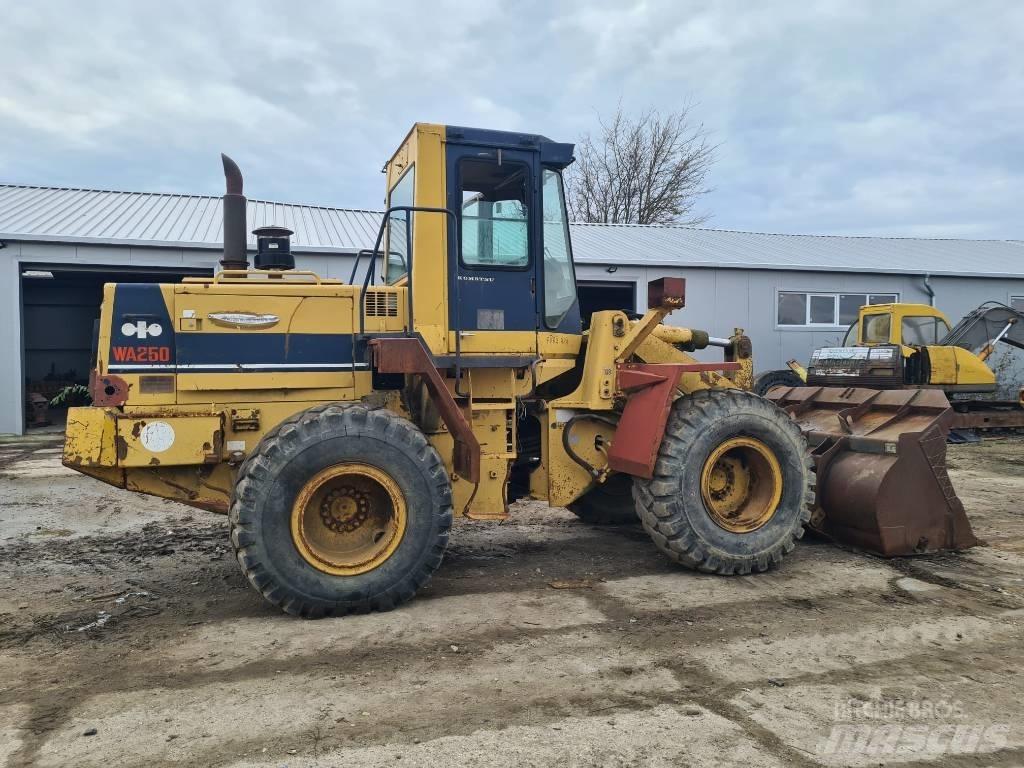 Komatsu WA 250 Gumikerekes homlokrakodók