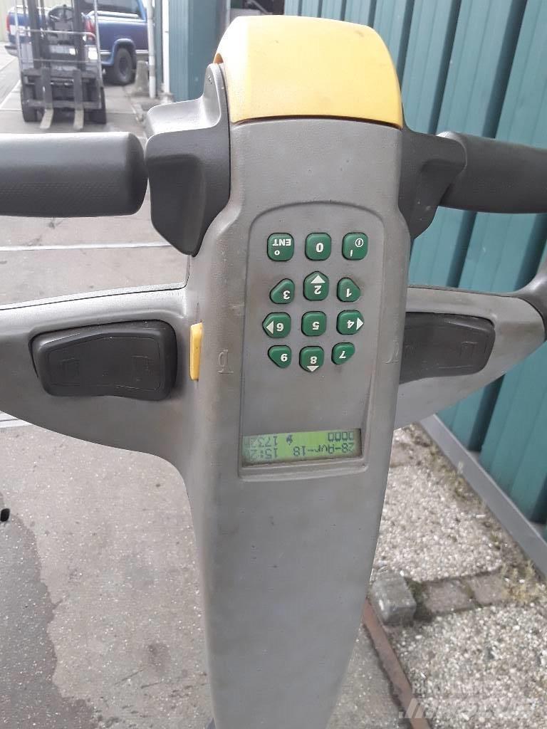 Nissan PLL160 Alacsony emelőkocsi