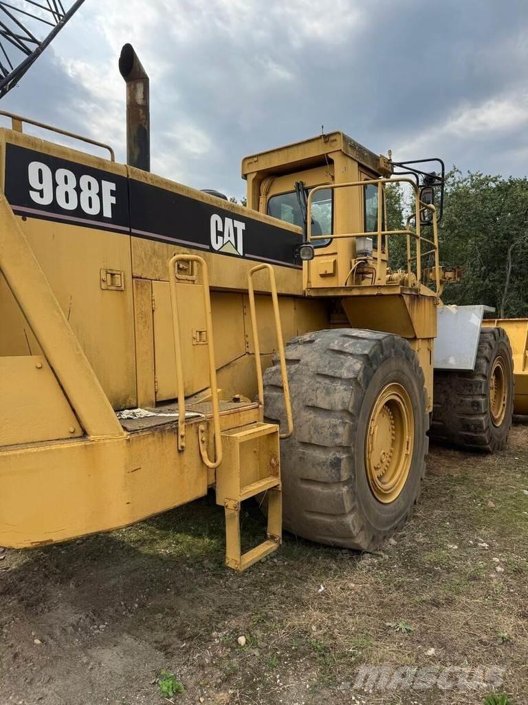 CAT 988F Gumikerekes homlokrakodók