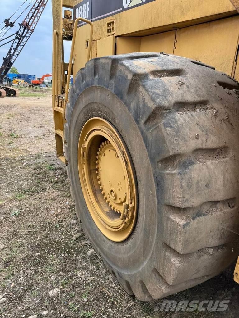 CAT 988F Gumikerekes homlokrakodók