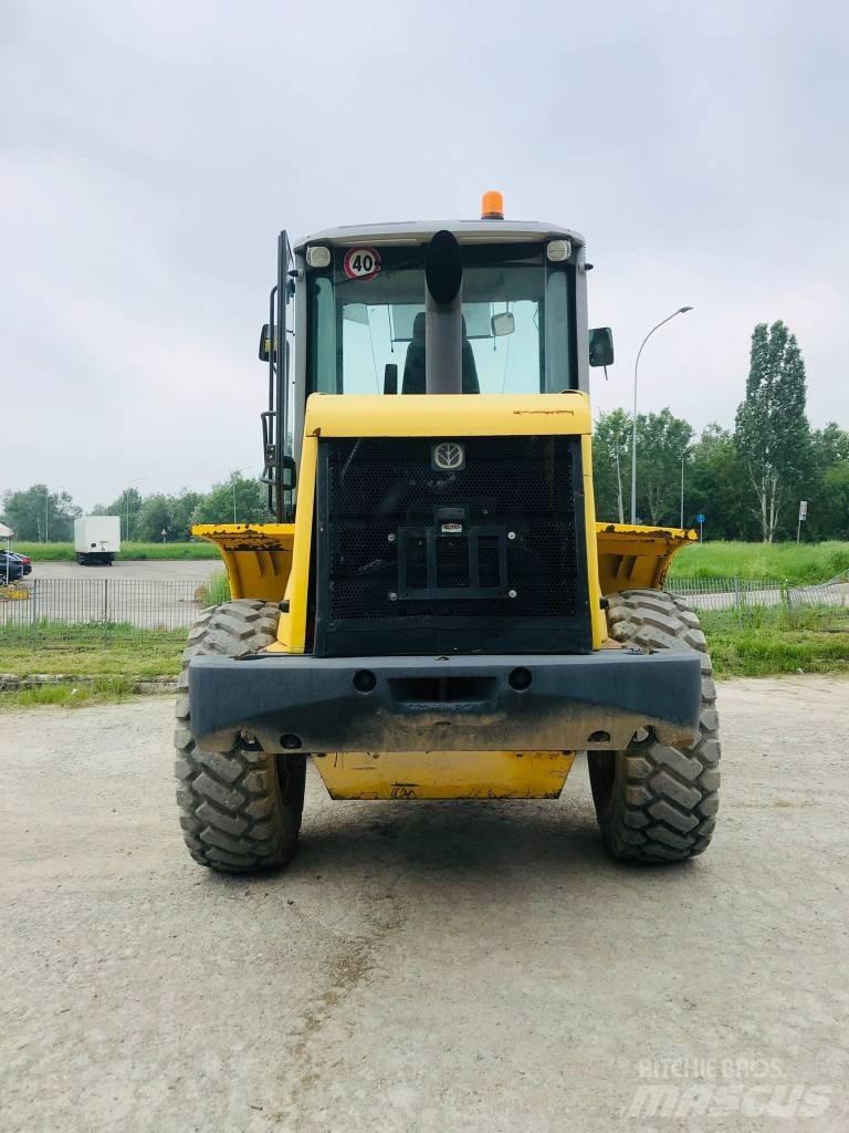 New Holland W 110 B Gumikerekes homlokrakodók