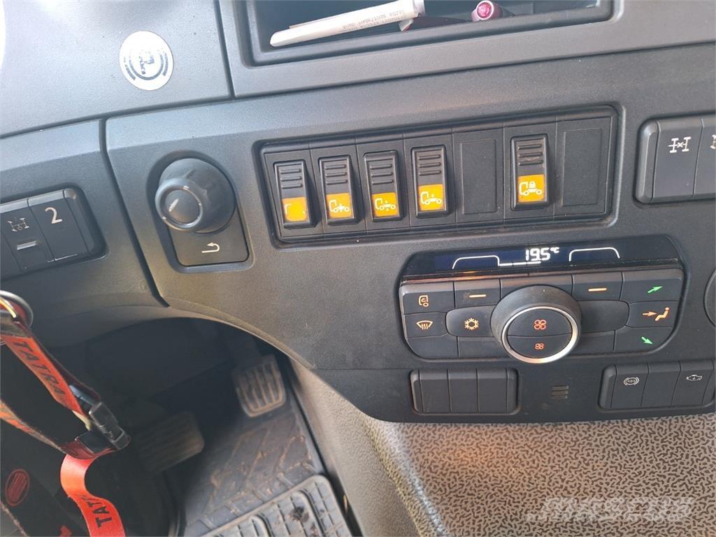 Tatra 8P6R33 Nyergesvontatók