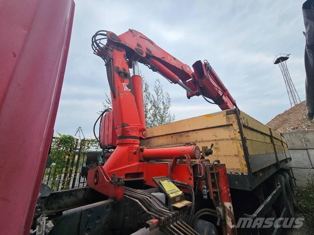 Scania P 94 FASSI Dobozos teherautók