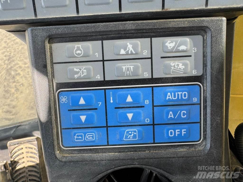 Komatsu PW180-11 Gumikerekes kotrók