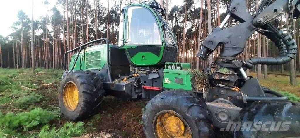 John Deere 1270 E Betakarítók